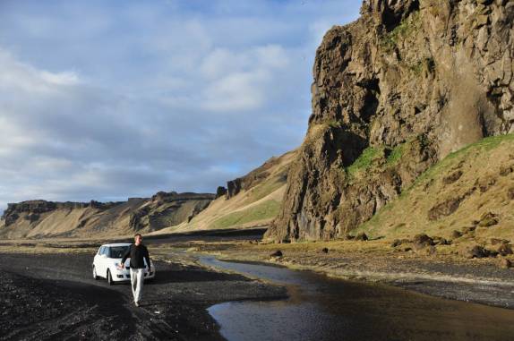 Tentando avaliar se é possível ultrapassar o rio de carro, na região de Hjorleifshofdi perto de Vik, no sul da Islândia
